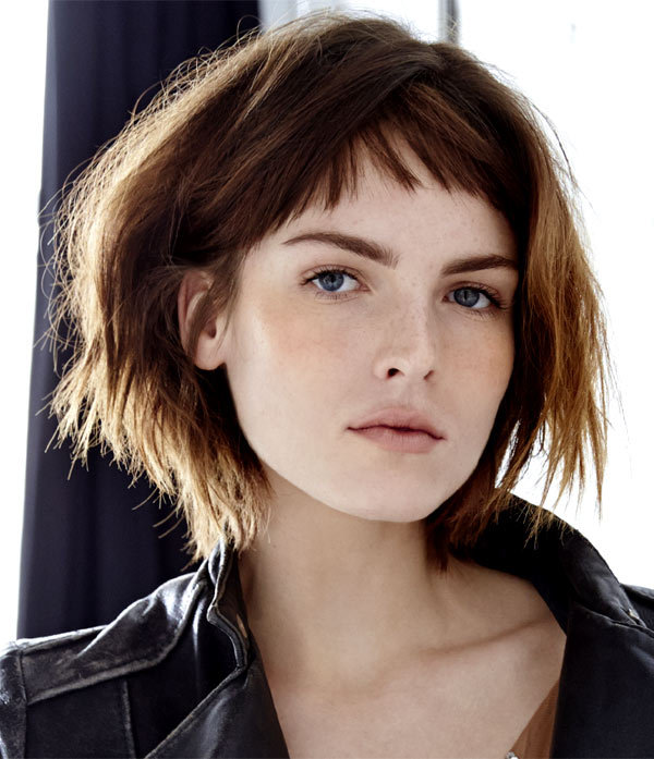 Cheveux foncés raides et mi-longs - Coiffure HAIRCOIF - printemps-été 2015 Cheveux foncés raides et mi-longs - Coiffure HAIRCOIF - printemps-été 2015