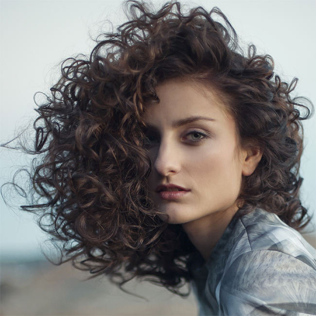 Cheveux bouclés et mi-longs - Coiffure INTERCOIFFURE - printemps-été 2015 Cheveux bouclés et mi-longs - Coiffure INTERCOIFFURE - printemps-été 2015