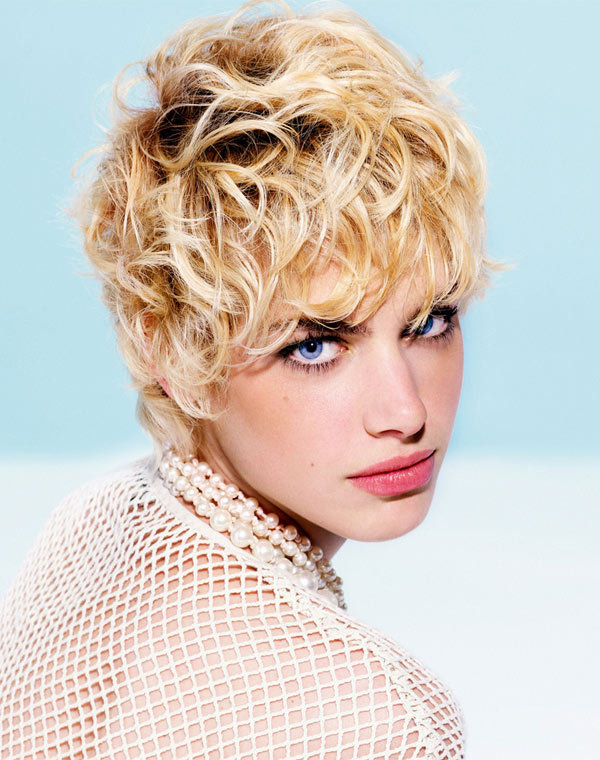 Cheveux bouclés et courts - Coiffure Michel DERVYN - printemps-été 2015 Cheveux bouclés et courts - Coiffure Michel DERVYN - printemps-été 2015