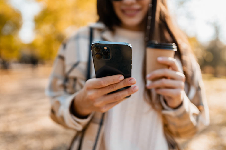 Trouvez le smartphone Smaaart reconditionné qui allie style, performance et économie / AdobeStock-mary_markevich Trouvez le smartphone Smaaart reconditionné qui allie style, performance et économie / AdobeStock-mary_markevich