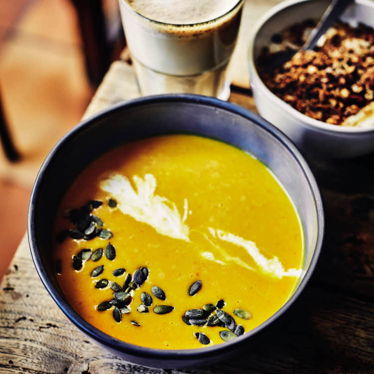 Menu de fête : recette de soupe de potimarron et marron de Benoît Castel. Menu de fête : recette de soupe de potimarron et marron de Benoît Castel.
