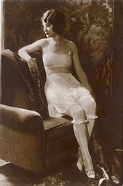 1928 Brassière, culotte et bas - Photo Mary Evans/Keystone/Eyedea 1928 Brassière, culotte et bas - Photo Mary Evans/Keystone/Eyedea