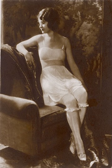 1928 Brassière, culotte et bas - Photo Mary Evans/Keystone/Eyedea