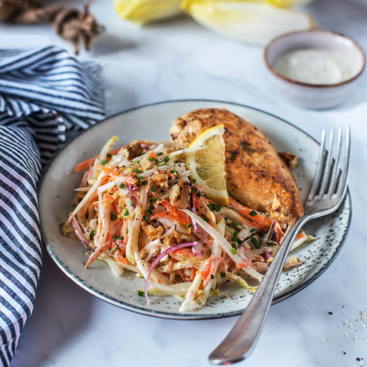 Poulet citronné et coleslaw aux jeunes pousses d'endives. Poulet citronné et coleslaw aux jeunes pousses d'endives.