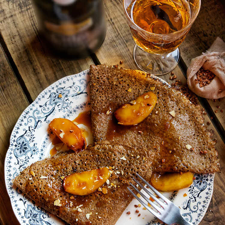 Galettes de sarrasin sucrées aux pommes & caramel au cidre - Recette Cidre de Bretagne.