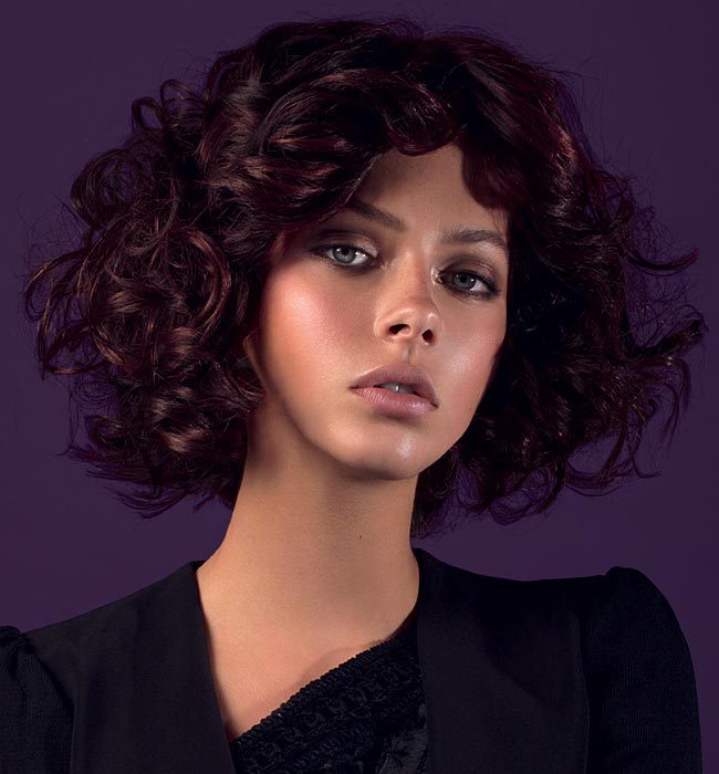 Coiffure cheveux bouclés et mi-longs VOG - automne-hiver 2015/2016 Coiffure cheveux bouclés et mi-longs VOG - automne-hiver 2015/2016
