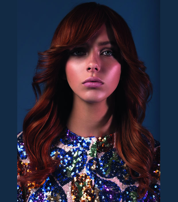 Coiffure cheveux foncés bouclés et longs VOG - automne-hiver 2015/2016 Coiffure cheveux foncés bouclés et longs VOG - automne-hiver 2015/2016