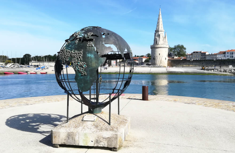 La Tour de la Lanterne et le Globe de la Francophonie du sculpteur Bruce Krebs à La Rochelle © C.C. Halusiak/ABCfeminin.com. La Tour de la Lanterne et le Globe de la Francophonie du sculpteur Bruce Krebs à La Rochelle © C.C. Halusiak/ABCfeminin.com.