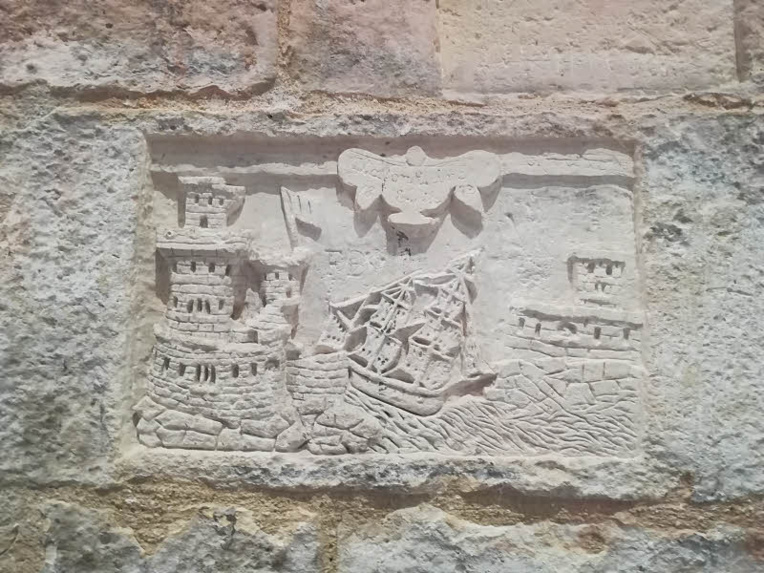 La Rochelle : graffitis sur les murs de la Tour de la Lanterne © C.C. Halusiak/ABCfeminin-com. La Rochelle : graffitis sur les murs de la Tour de la Lanterne © C.C. Halusiak/ABCfeminin-com.