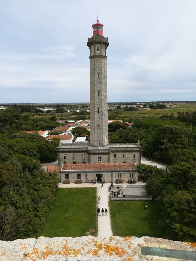 Le Phare des Baleines de l'Île de Ré vu depuis la Vieille tour des Baleines © C.C. Halusiak/ABCfemin.com. Le Phare des Baleines de l'Île de Ré vu depuis la Vieille tour des Baleines © C.C. Halusiak/ABCfemin.com.