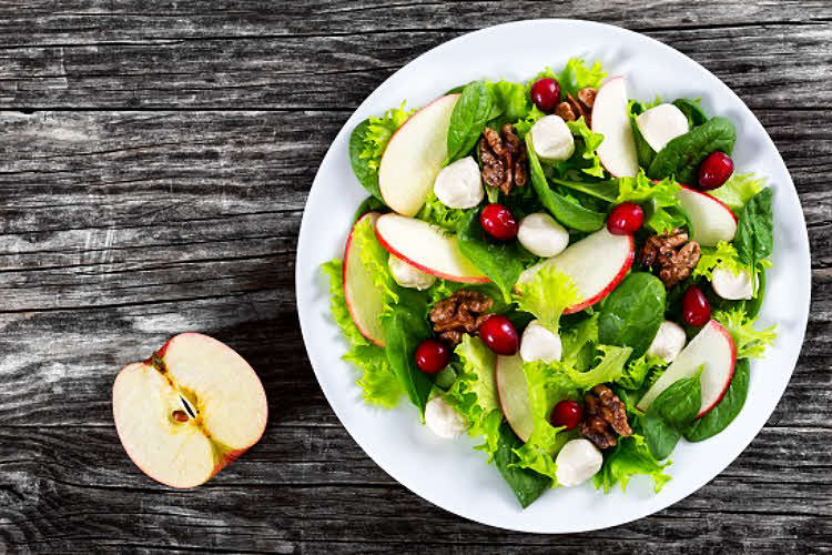Salade de laitue, tomates cerises, pomme et Mozzarella. Salade de laitue, tomates cerises, pomme et Mozzarella.