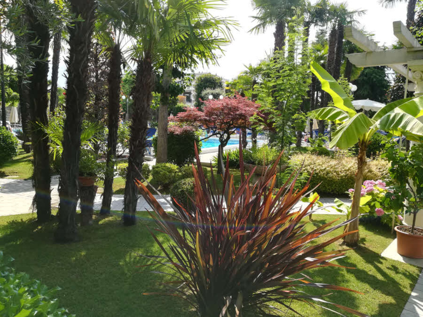 Les jardins luxuriants de l'hôtel Trieste & Victoria à Abano © Chris Halusiak/ABCfeminin.com. Les jardins luxuriants de l'hôtel Trieste & Victoria à Abano © Chris Halusiak/ABCfeminin.com.