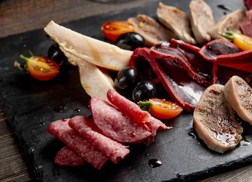 Assiette apéritive / Freepik.com. Assiette apéritive / Freepik.com.