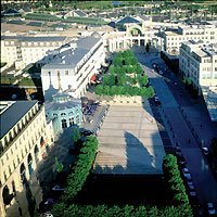 Val d'Europe, la place d'Ariane avec l'entrée de la gare. Val d'Europe, la place d'Ariane avec l'entrée de la gare.
