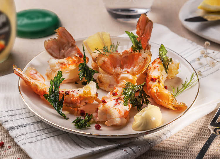 Langoustines rôties, persil frit et poivre rose Langoustines rôties, persil frit et poivre rose