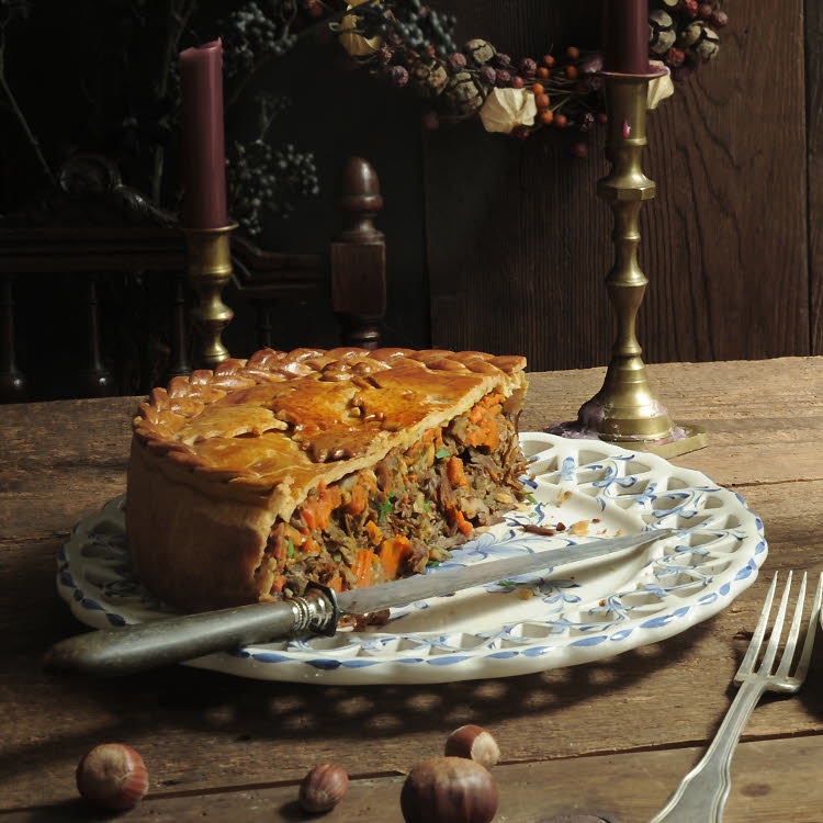 Tourte au sanglier, légumes d’hiver et sauce chocolat Tourte au sanglier, légumes d’hiver et sauce chocolat
