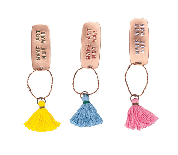 •	Porte-clés pompon “Make art not war” •	Porte-clés pompon “Make art not war”