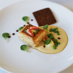 Vol au vent d’écrevisses, beurre blanc au pamplemousse, caramel de sauce soja Vol au vent d’écrevisses, beurre blanc au pamplemousse, caramel de sauce soja