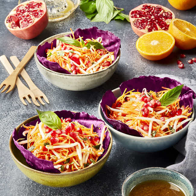 Salade chinoise aux graines de grenade. Salade chinoise aux graines de grenade.