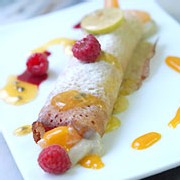 Crêpes aériennes saupoudrées de fruits frais à la vanille de Tahiti