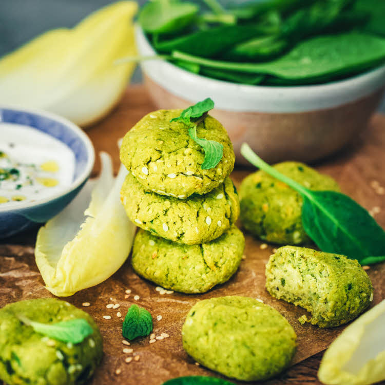 Falafels aux jeunes pousses d'endives et d'épinards, sauce allégée au fromage blanc. Falafels aux jeunes pousses d'endives et d'épinards, sauce allégée au fromage blanc.
