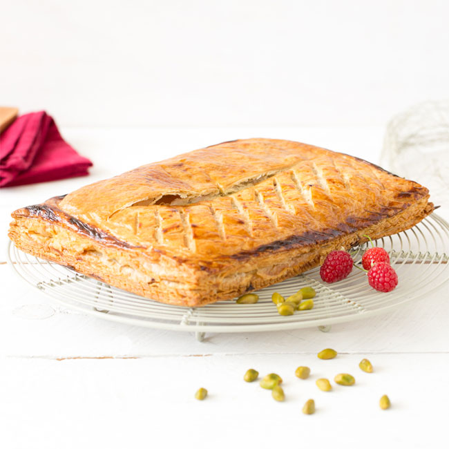 ZOOM recette galette des rois fourrée crème pâtissière, pistaches et framboises