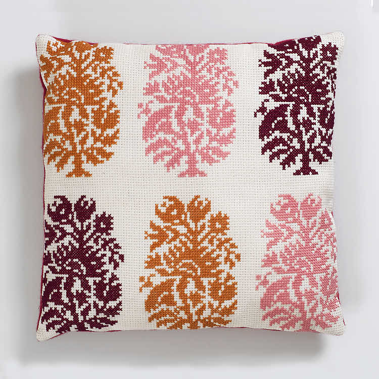 Explications gratuites. Coussin avec borderies motifs cachemire à réaliser. Création DMC. Explications gratuites. Coussin avec borderies motifs cachemire à réaliser. Création DMC.