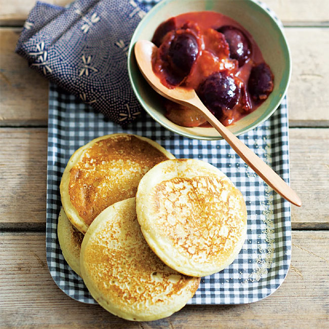 Recette light : pancakes à la vanille avec prunes poêlées.