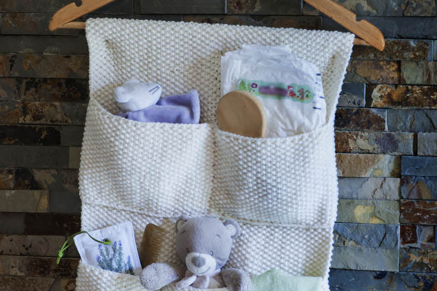 TRICOT EXPLIQUÉ - Rangement nomade à suspendre à réaliser au point de riz - Création Plassard. TRICOT EXPLIQUÉ - Rangement nomade à suspendre à réaliser au point de riz - Création Plassard.