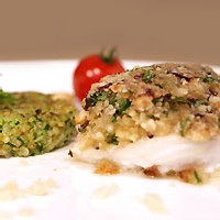 Dos de cabillaud en croûte d’amandes et basilic, galettes de courgettes au quinoa