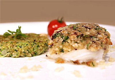 Dos de cabillaud en croûte d’amandes et basilic, galettes de courgettes au quinoa