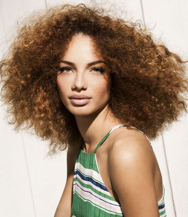 Cheveux foncés bouclés et longs - Coupe et coiffure Fabio SALSA - Printemps-été 2016. Cheveux foncés bouclés et longs - Coupe et coiffure Fabio SALSA - Printemps-été 2016.