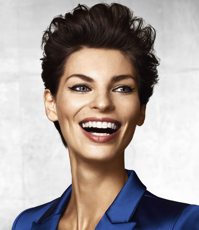 Cheveux foncés, bouclés et courts - Coupe et coiffure VOG - Printemps-été 2016. Cheveux foncés, bouclés et courts - Coupe et coiffure VOG - Printemps-été 2016.