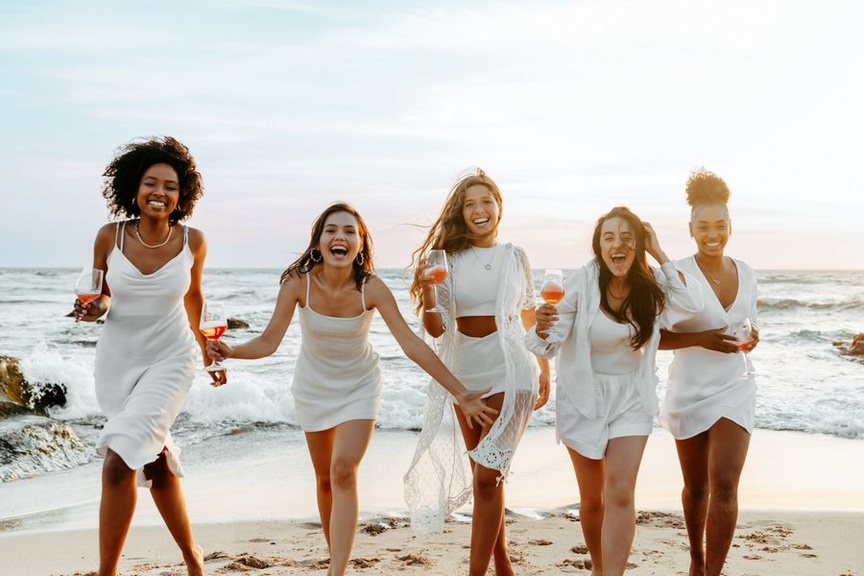 Enterrement d'une vie de jeune fille. Enterrement d'une vie de jeune fille.