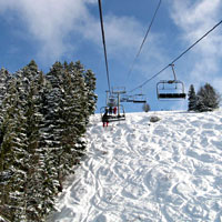 montée en télésiège vers le sommet de la station (D.R.)