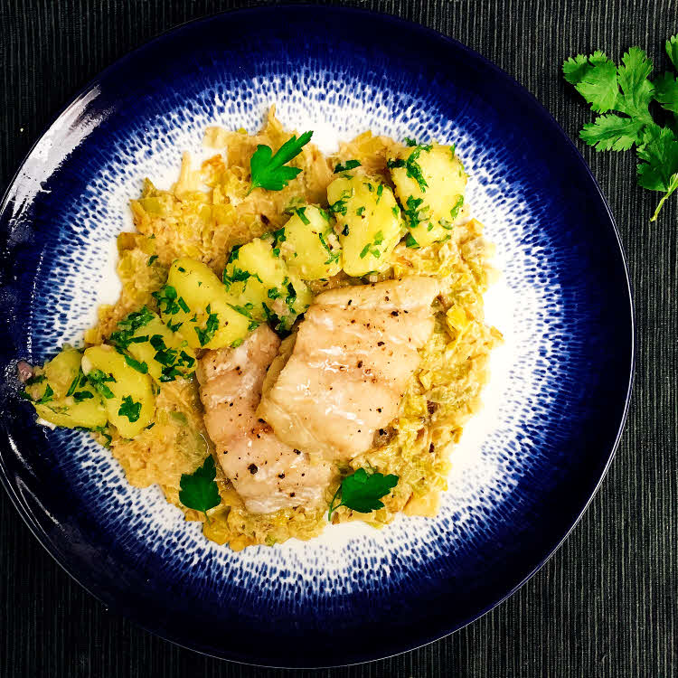 Recette de filet de lieu noir, tombée de poireaux et de pommes de terre. Recette de filet de lieu noir, tombée de poireaux et de pommes de terre.