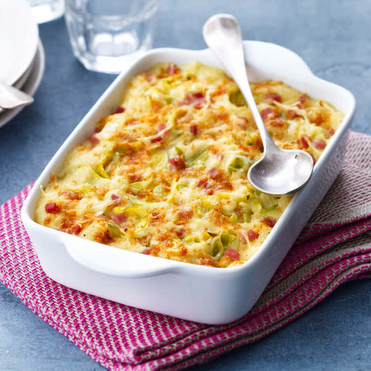 Recette de gratin de poireaux au jambon sauce crème gruyère - Crédit photo : Alice Bertho. Recette de gratin de poireaux au jambon sauce crème gruyère - Crédit photo : Alice Bertho.
