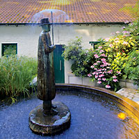Pluie, de Jean-Michel Folon, bronze patiné (1996) Pluie, de Jean-Michel Folon, bronze patiné (1996)