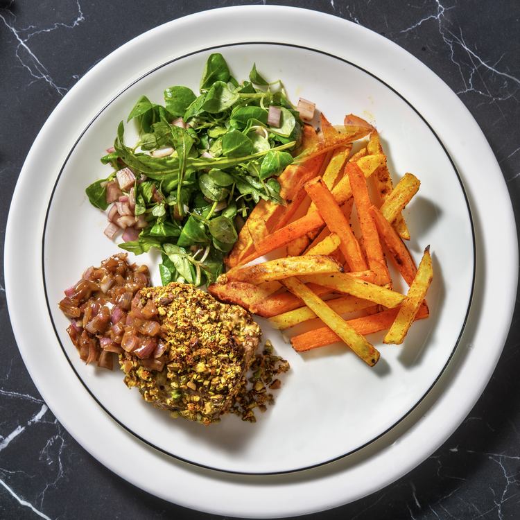 Recette de filet mignon de porc en croûte de pistaches et frites au paprika fumé.