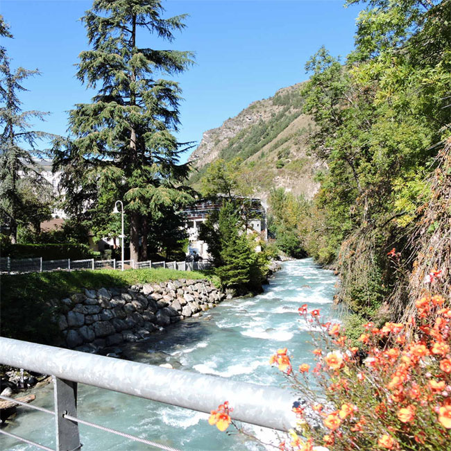 Brides-les-Bains : rivière "Le Doron de Bonzel" qui longe le Centre thermal (D.R.)