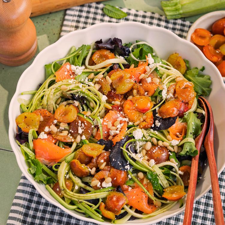 Salade de spaghettis de courgette, truite et mirabelles de Lorraine IGP poêlées.