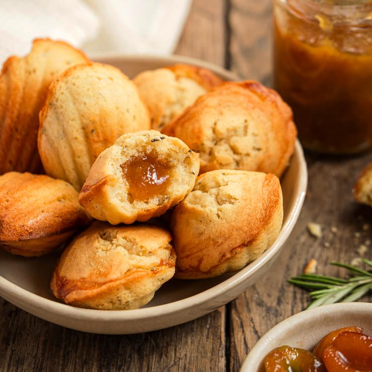 Recette : Madeleines au romarin fourrées et confiture de Mirabelles de Lorraine IGP.
