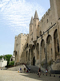 Palais des Papes à Avignon à l'arrière duquel se situe La Mirande