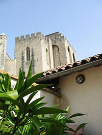 Vue sur le Palais des Papes d'Avignon de la terrasse d'une des chambres de La Mirande (D.R.)