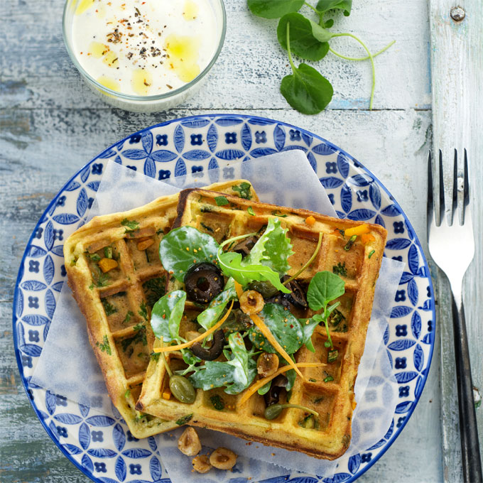 Recette facile : gaufres salées carottes, courgettes et salade aux noisettes