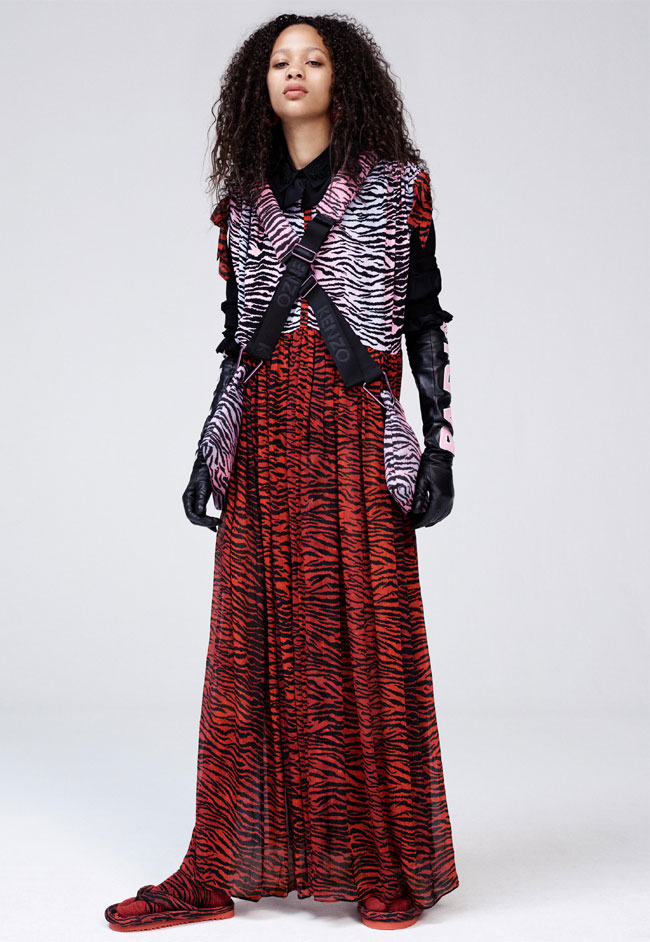 Look de la collection Kenzo x H&M : robe longue, gants en cuir  et besaces.
