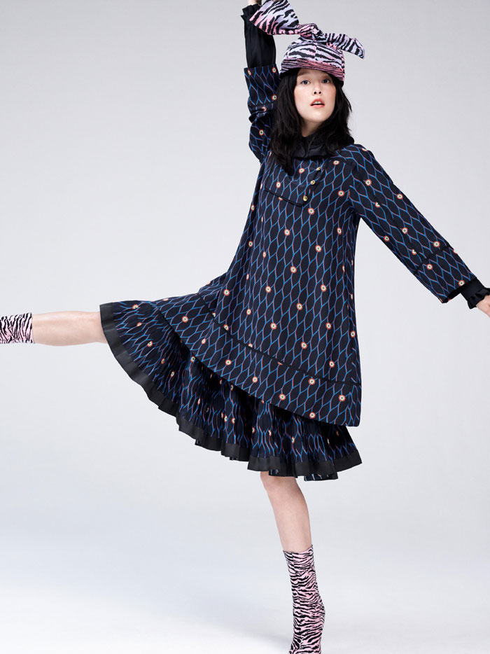 Look de la collection Kenzo x H&M : jupe, tunique et bottines.