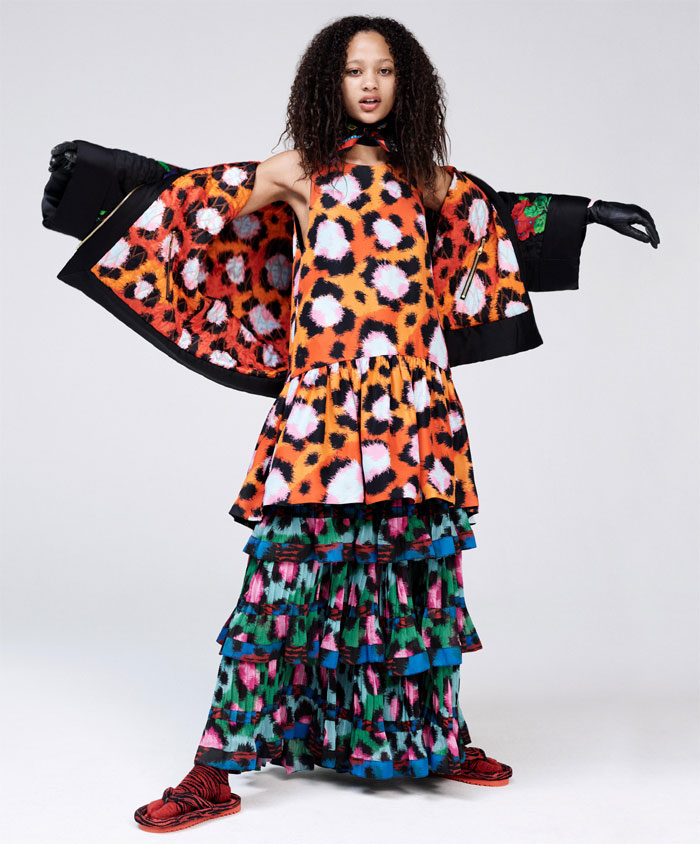 Look de la collection Kenzo x H&M : robe courte à volant et veste kimono sur jupe longue.