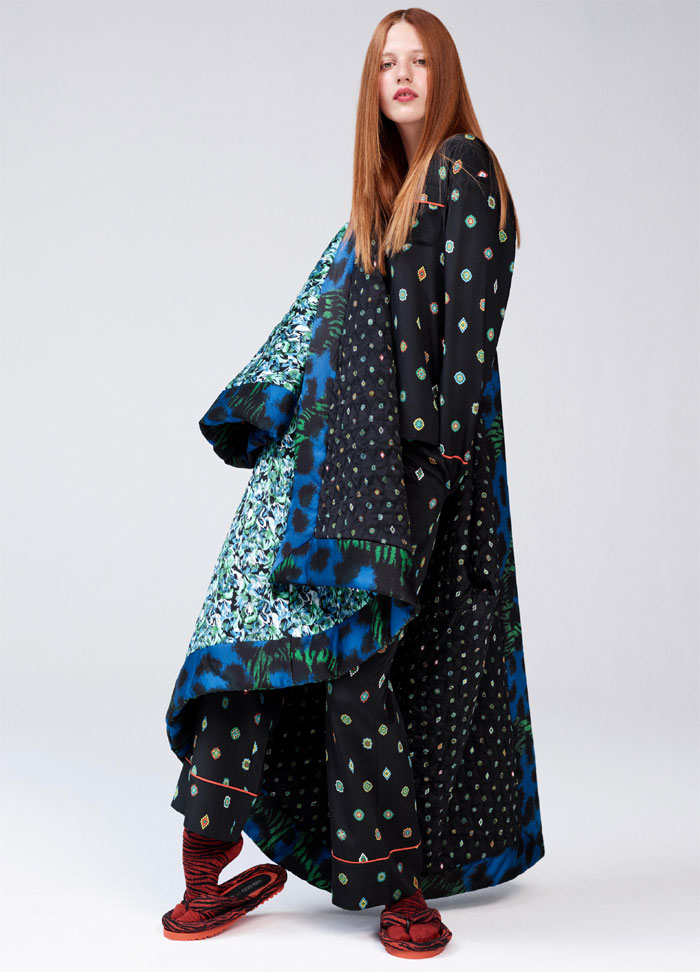 Look de la collection Kenzo x H&M : long manteau kimono.