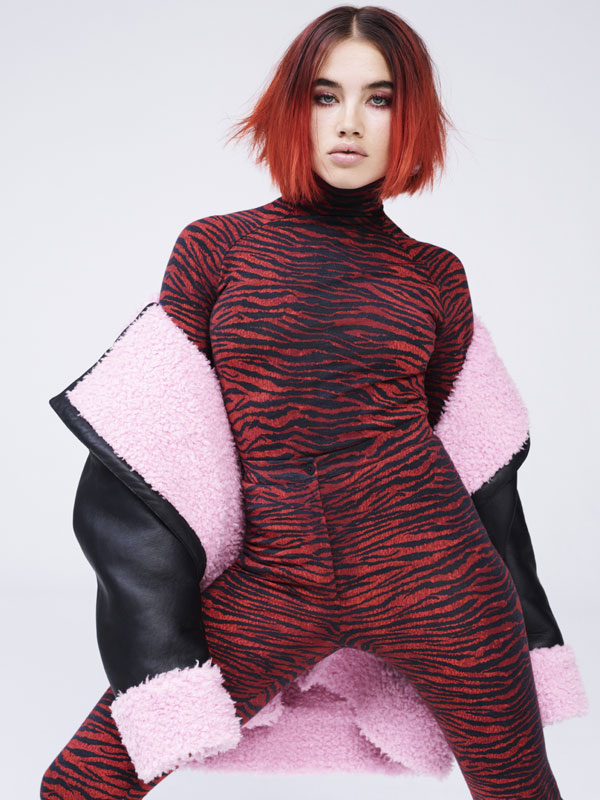 Look de la collection Kenzo x H&M : veste en peau lainée sur top et pantalon imprimés.